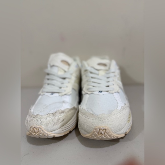 New Balance White Cream Interior Label Sneakers - Picture 2 of 12